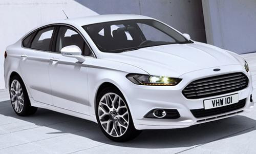 Về ngoại thất, xe có thiết kế lưới tản nhiệt mạ crom lục giác, nắp capo với những đường cong tròn mềm mại cùng hệ thống đèn LED tự động chiếu sáng ban ngày.