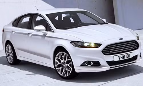 Về ngoại thất, xe có thiết kế lưới tản nhiệt mạ crom lục giác, nắp capo với những đường cong tròn mềm mại cùng hệ thống đèn LED tự động chiếu sáng ban ngày.