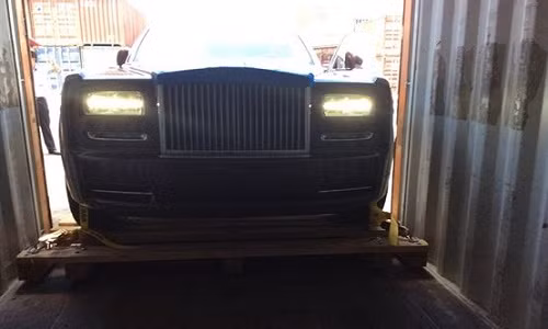 Chiếc Rolls-Royce Phantom Series II EWB đang trên đường từ Anh về Việt Nam.