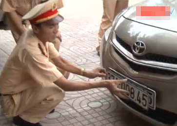 Ngày 19/8, Công an tỉnh Nghệ An bắt giữ Nguyễn Quốc Khánh (SN 1960) trú ở khối Trung Hòa 1, phường Lê Mao, TP Vinh cùng 2 đối tượng khác về tội buôn bán ma túy. Tang vật thu được là 3 ô tô hiệu Toyota, trong đó có chiếc xe hạng sang Camry đeo biển số giả mà Khánh chuyên dùng để vận chuyển ma túy.