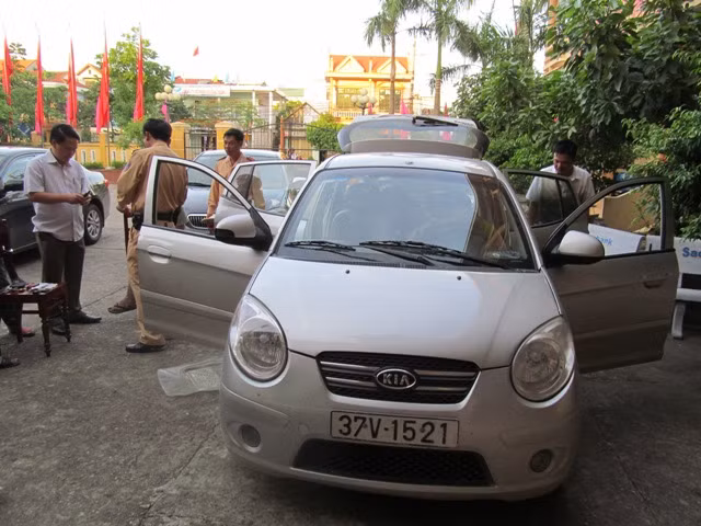 Ngày 25/6, tổ tuần tra thuộc Công an TP Quảng Bình phát hiện 3 đối tượng là Đặng Văn Giáp, Thái Anh Dũng và Đặng Đình Phong đều quê Hà Tĩnh lái chiếc Kia Morning vận chuyển ma túy. Tổ tuần tra nhanh chóng bắt giữ đối tượng và thu giữ hiện vật cùng chiếc Kia biển kiểm soát 37V-1521.