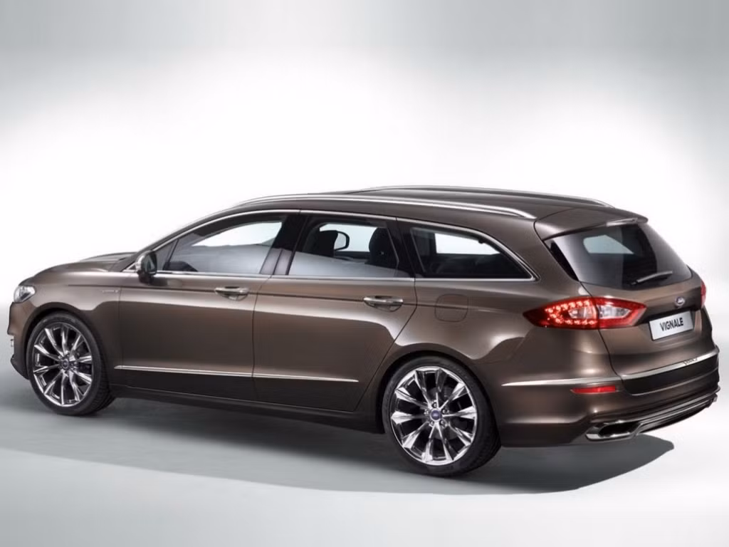 Xe sử dụng động cơ EcoBoost công suất 240 mã lực và mô-men xoắn 325 Nm. Xe có thể tăng tốc từ 0-100 km/h trong 8 giây, tốc độ tối đa 210 km/h. Động cơ này sẽ được kết hợp với một động cơ điện hybrid sử dụng pin lithium-ion 1,4 kWh. Trong chế độ chạy điện, bán kính hoạt động của xe đạt 32 km.