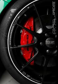 Bánh xe lớn hơn với kích thước 19 inch, lazang đa chấu làm bằng hợp kim chống gỉ của OZ Racing Superforgiata và lốp Pirelli siêu bám đường.