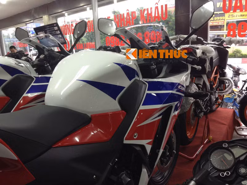Cùng về đợt hàng tại showroom Lê Văn Lương còn có Honda CBR 300R 2014 HRC cũng được nhập khẩu nguyên chiếc. Anh Thưởng, chủ nhân showroom vui vẻ chia sẻ: "Trong thời gian tới, showroom sẽ cho ra mắt người dân Hà Nội mẫu xe Yamaha R25 nổi đình nổi đám suốt tháng 7 vừa qua".