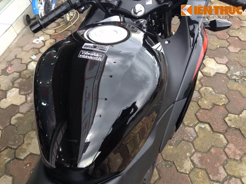 Bình xăng cỡ lớn với dòng chữ Thái ghi rõ nơi xuất xứ.