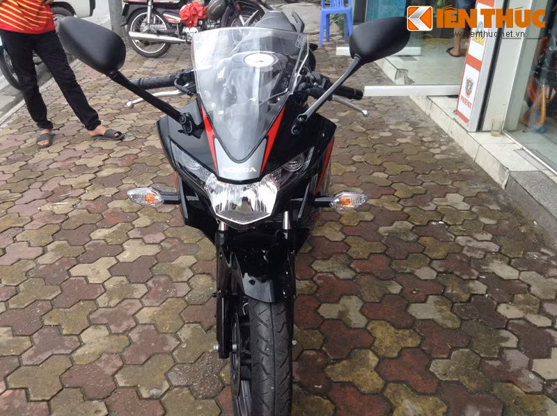 Thiết kế đầu xe thuôn nhọn, sắc sảo đầy cá tính. Xe khoác lên mình màu sơn đen chủ đạo, điểm những nét hoa văn đỏ và bạc bắt mắt.