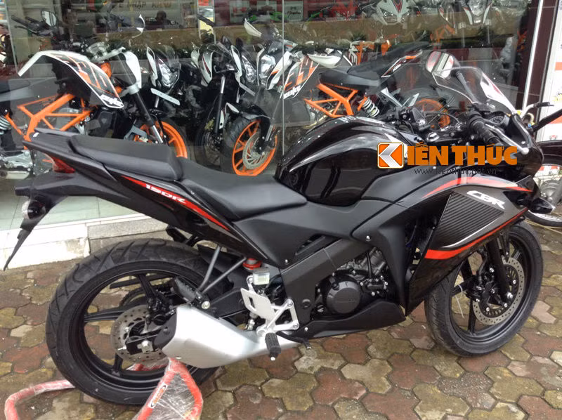 Giá Honda CBR 150R tại thị trường Việt Nam khoảng 110 triệu đồng, khá phù hợp với túi tiền của dân chơi đam mê dòng xe nổi tiếng này.