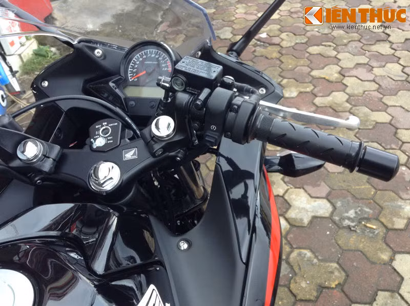 Tay lái phải với đề, tay ga và phanh.