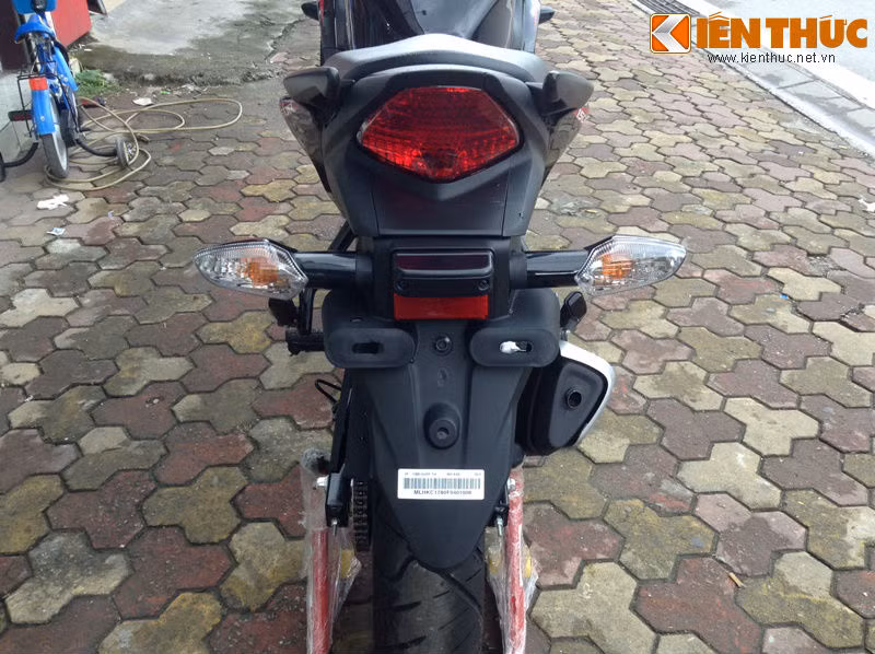 Đèn hậu và đèn xi-nhan được thiết kế góc cạnh làm tăng thêm vẻ mạnh mẽ cho dòng xe Honda CBR 150R.