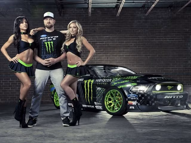 Vaughn Gittin Jr. thiết kế mẫu Ford Mustang RTR 2015 với gam màu đen xanh khá đặc trưng của các dòng xe biểu diễn.