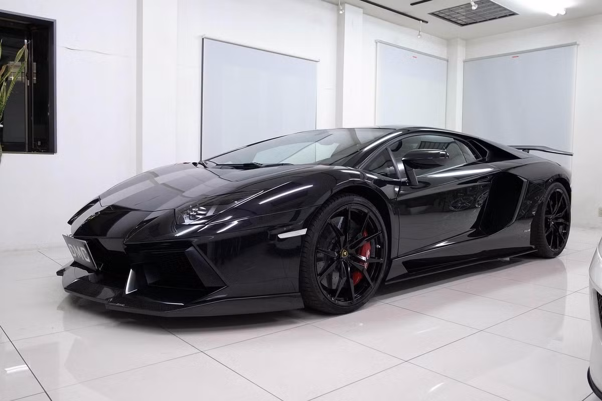 Lamborghini Aventador là cái tên khá quen thuộc trong làng siêu xe thế giới. Lamboghini Miami hứa hẹn mẫu xe sử dụng trong combo lần này được nâng cấp với nhiều tiện ích đặc biệt dành cho khách hàng.
