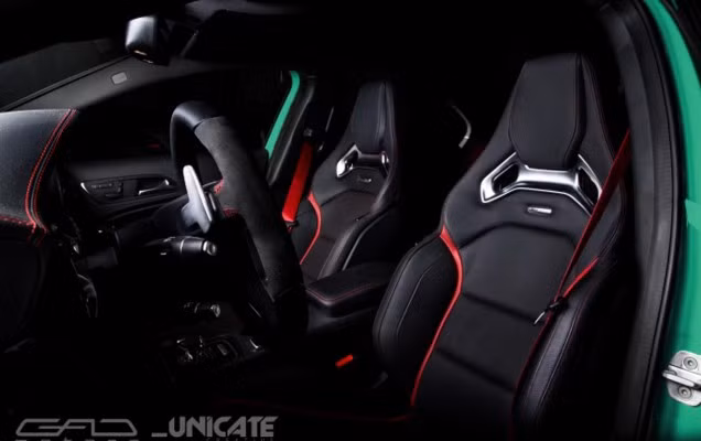 Nội thất được bọc da đen sang trọng với những đường viền đỏ đối lập với màu xanh tạo nên sự tương phản sắc nét.