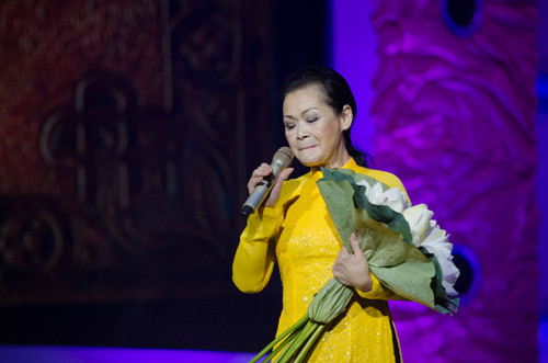 Khánh Ly nghẹn ngào trên sân khấu