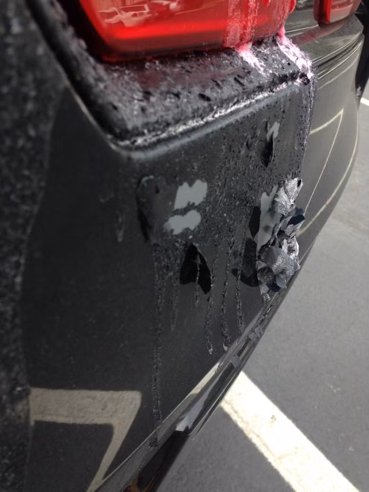 Đuôi xe và đèn hậu bị phồng rộp.