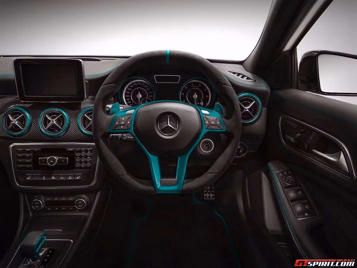 Tay lái bọc da với những đường viền xanh bắt mắt tạo nên cá tính cho chiếc xe này. Các chi tiết khác như điều hòa, cần số cũng được viền xanh độc đáo.