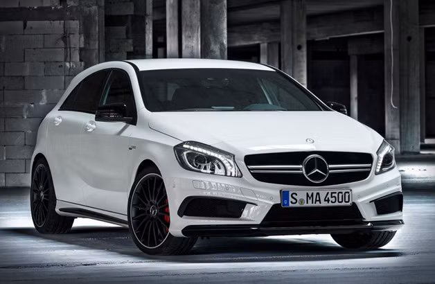 Mẫu xe sang nguyên gốc Mercedes-Benz A45 AMG vừa về Việt Nam đầu năm nay và được bán với mức giá khoảng 2 tỷ đồng.