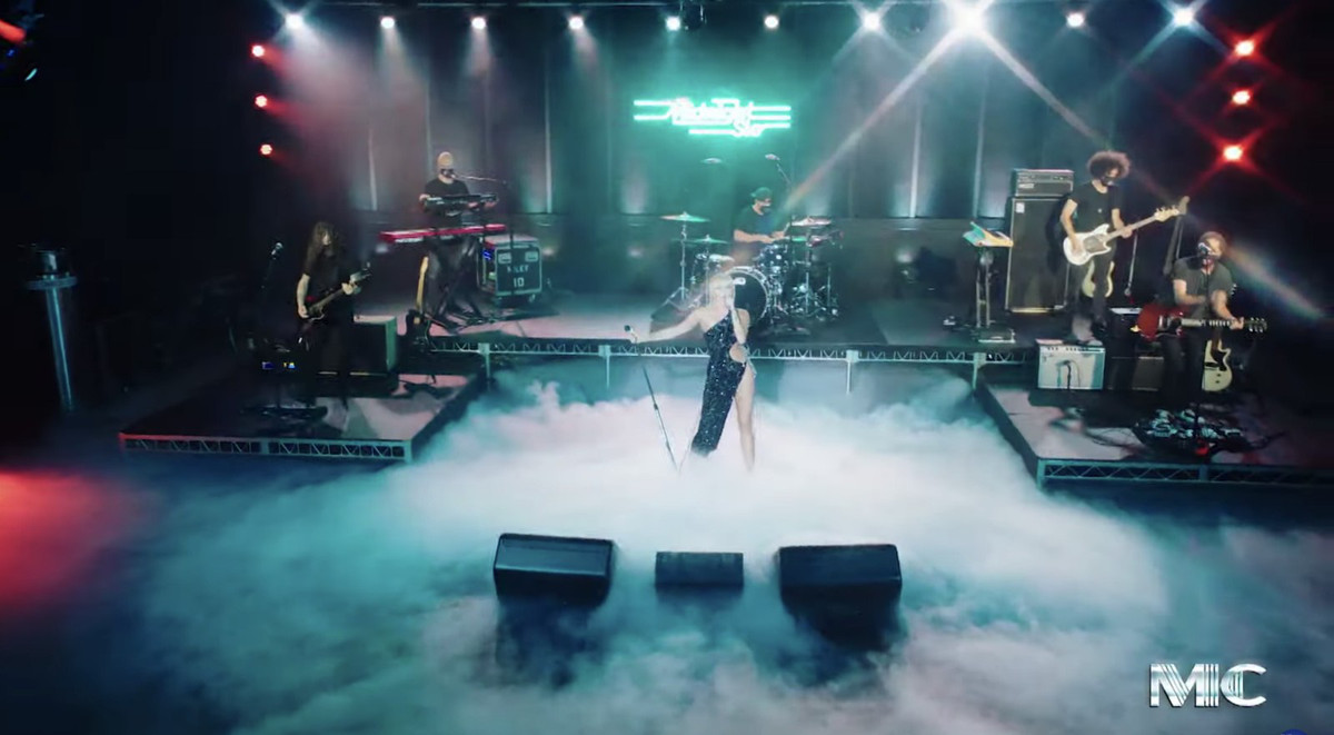 "Rụng tim" với chiếc đầm hiểm hóc của NTK Công Trí dành cho Miley Cyrus ảnh 1