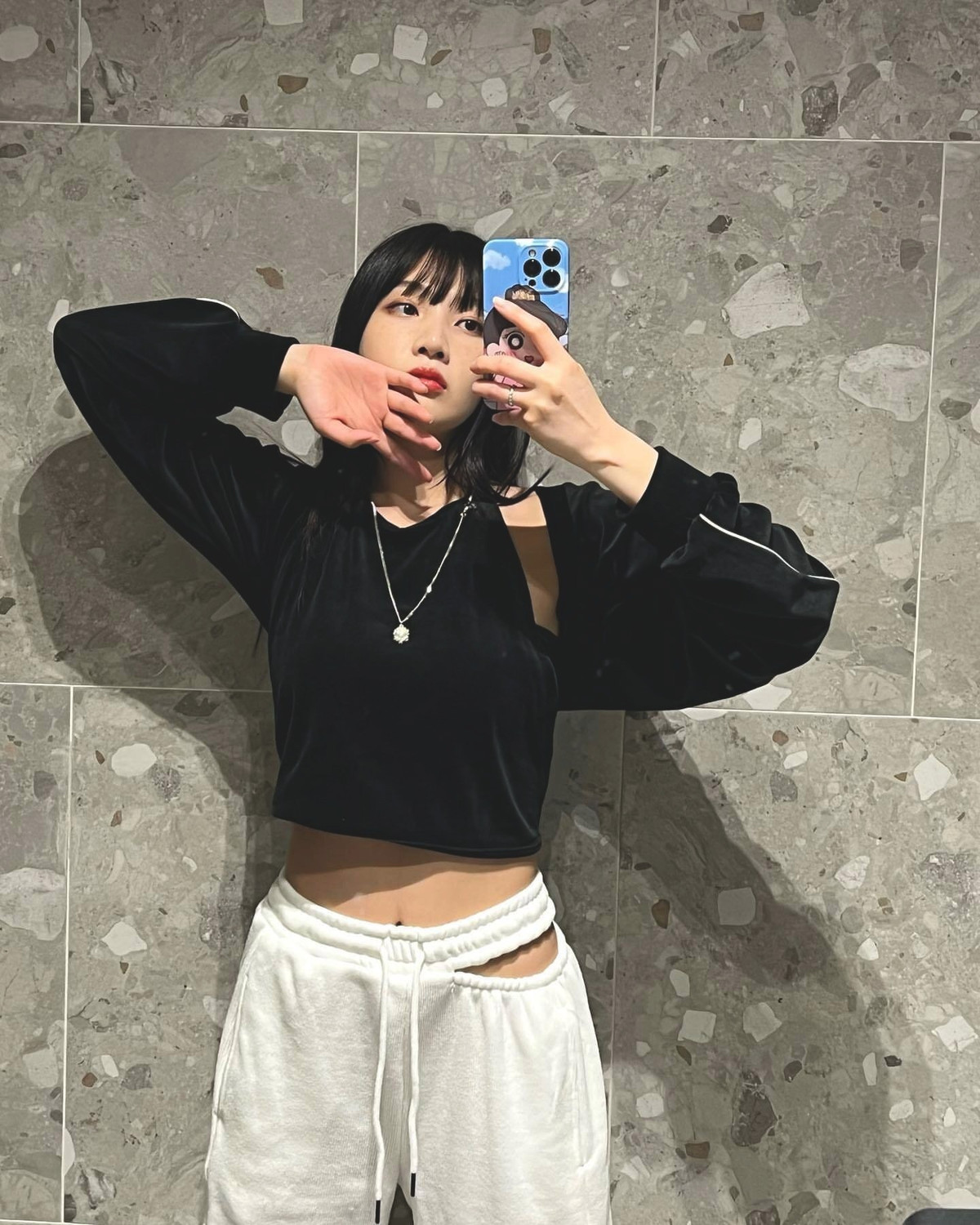 Thành viên Joy - Red Velvet, Yuna - Itzy (phải) cũng góp mặt trong danh sách này. Ca sĩ chọn thiết kế cắt xẻ vừa phải, không gây phản cảm. Ảnh: IG.