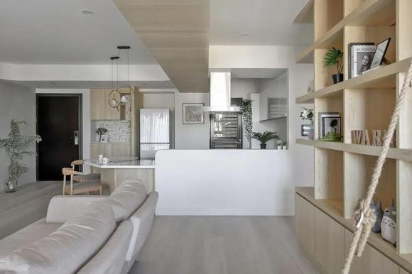 Loại bỏ bức tường ngăn bếp để mở ra không gian thoáng.