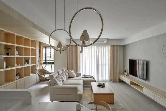 Một đường vòng cung cắt ngang, làm mềm trần nhà, làm yếu đi góc vuông sắc nét. Bức tường xám trải dài trong khung hình, nơi đặt những chiếc cốc mà chủ sở hữu đã thu thập trong nhiều năm.