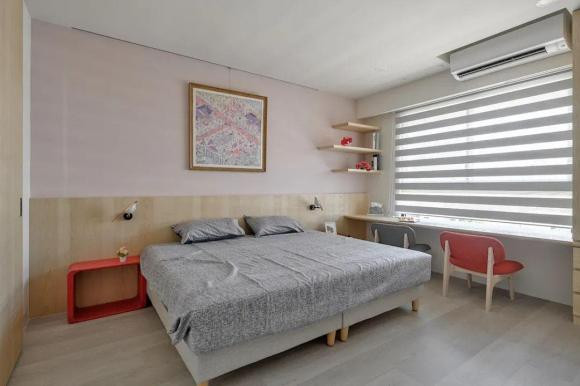 Phòng ngủ toát lên vẻ tao nhã, tông hồng cánh sen và đầu giường gỗ. Đèn tường hình bổ sung cho nhau, tạo ra một môi trường ngủ ấm cúng.