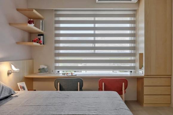 Bàn làm việc dài, các mặt bên trái và bên phải được bổ sung bởi các tấm laminate, ngăn kéo và cửa đóng mở để tăng cường không gian lưu trữ.