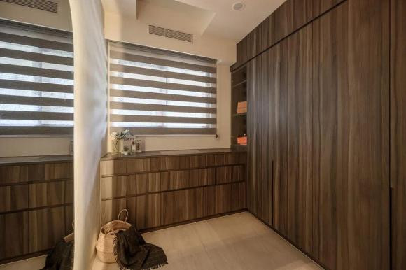 Tận dụng tốt các cửa chớp mượt mà để điều chỉnh lượng ánh sáng đi vào, được lót bằng kính nhúng + tủ kiểu ngăn kéo. Ngoài hương vị trưởng thành, nó còn mang lại cảm giác tươi mới cho thị giác.