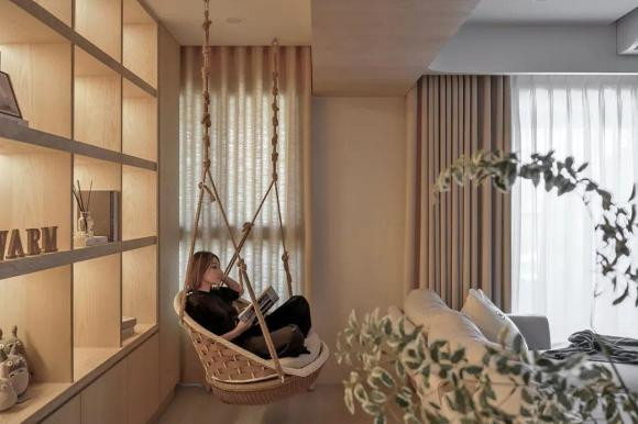 Đọc những cuốn sách trên kệ trong tầm tay của bạn.