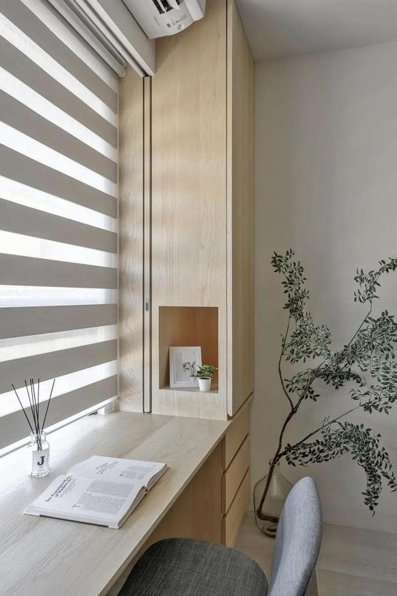 Phòng được trang bị một gương kéo bên ẩn để dễ dàng chải chuốt. Có thể xếp gọn nhẹ khi không sử dụng giúp phòng ngủ luôn gọn gàng, sáng sủa.