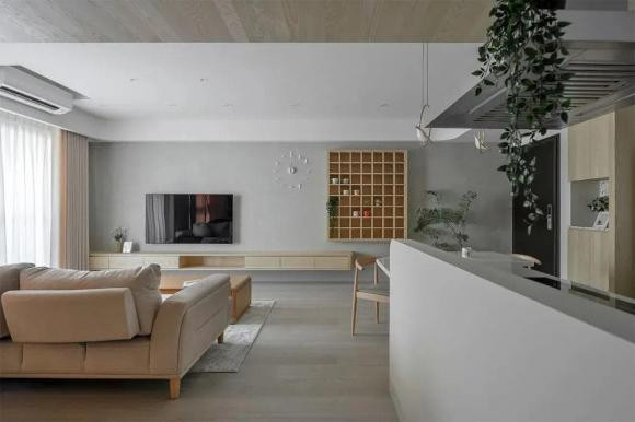 Với điều kiện nhà ban đầu có dầm so le, người thiết kế áp dụng phương pháp không hạ thấp trần nhà và xem xét cấu hình của đường ống và máy hút mùi. Di chuyển vừa phải các dụng cụ nhà bếp hiện có để tối ưu hóa sự thoải mái trong quá trình nấu nướng.