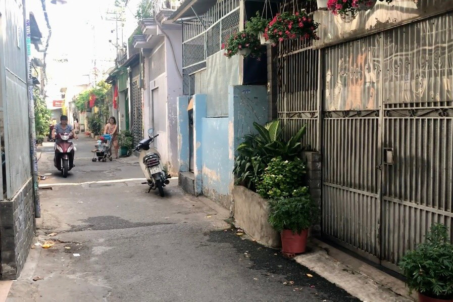 Đứng trước cửa nhà, người phụ nữ bị đôi nam nữ giật dây chuyền Dung truoc cua nha, nguoi phu nu bi doi nam nu giat day chuyen