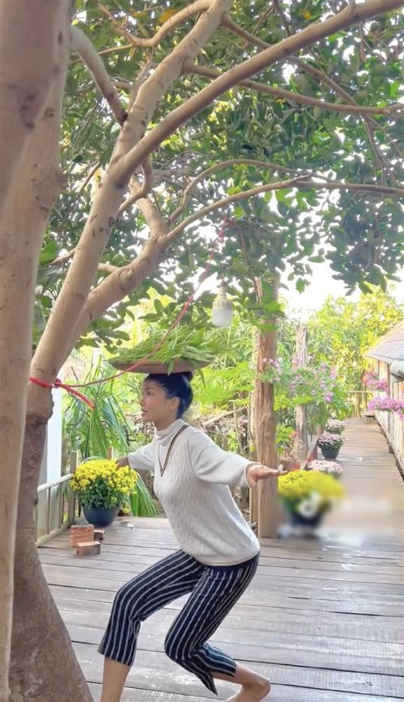 'Hen Niê gặp khá nhiều chướng ngại vật nhưng không làm rơi mẹt rau trên đầu