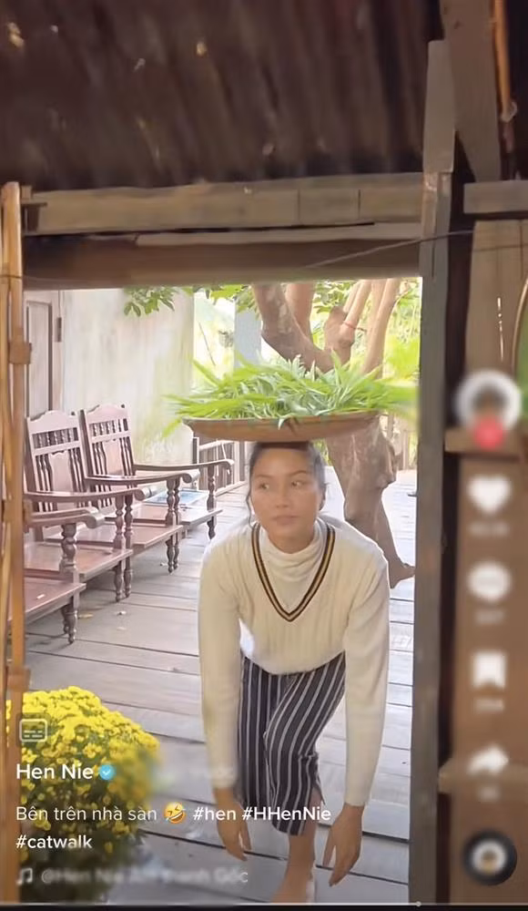 Dù đang trổ tài catwalk rất trơn tru, nhưng khoảnh khắc này khiến cô phải khựng lại vài giây. Không muốn bị chạm đầu, nàng hậu đã cúi hẳn người xuống.