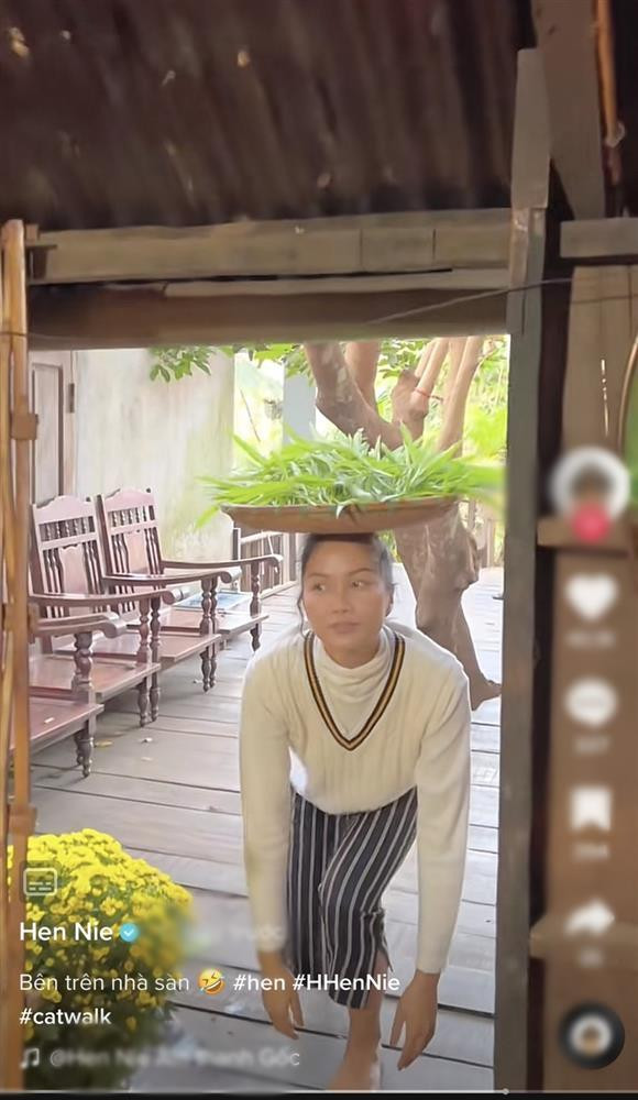 ù đang trổ tài catwalk rất trơn tru, nhưng khoảnh khắc này khiến cô phải khựng lại vài giây. Không muốn bị chạm đầu, nàng hậu đã cúi hẳn người xuống.