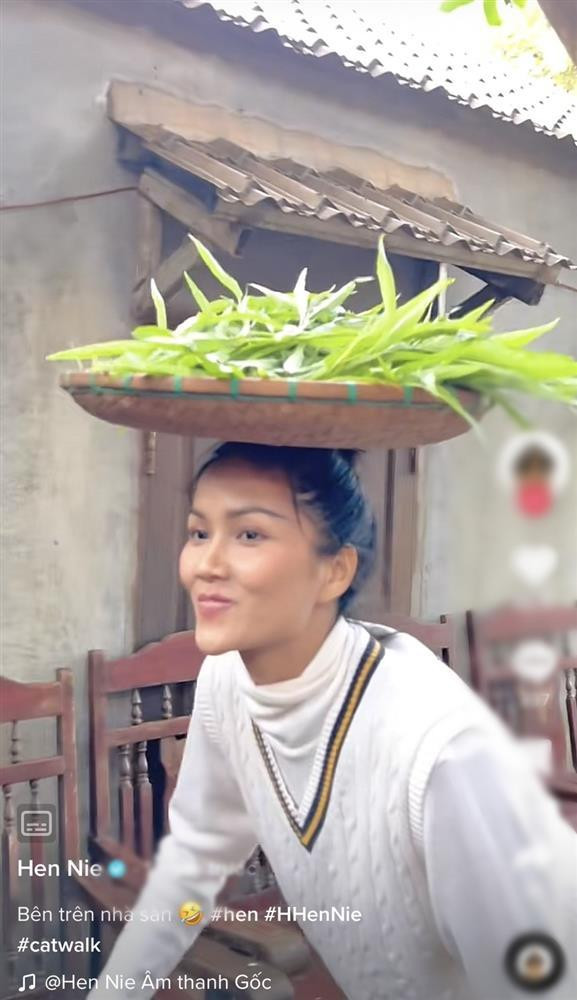Dân mạng lo lắng người đẹp sẽ làm rớt mẹt rau trên đầu khi cúi người. Nhưng nhờ kĩ năng thượng thừa, nàng hậu vượt qua vật cản một cách dễ dàng.
