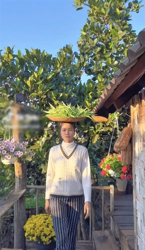 Nàng hậu diện áo thun đơn giản, ghi điểm bởi gương mặt kiệm son phấn song thần sắc rạng rỡ.