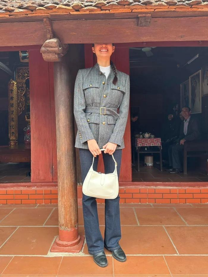 iss World Vietnam 2019 khiến ai nấy bật cười với khoảnh khắc cao chạm vùng mái nhà, mất tới nửa mặt vì thanh gỗ chắn. Đính kèm hình ảnh, cô than thở: "Khi tôi nhờ các cháu chụp hình".