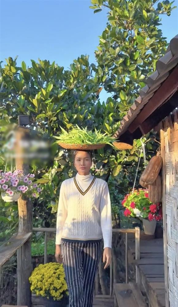 Nàng hậu diện áo thun đơn giản, ghi điểm bởi gương mặt kiệm son phấn song thần sắc rạng rỡ.