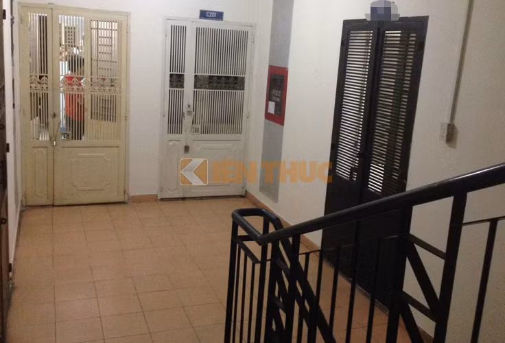 Căn hộ C201, nơi vợ chồng bà tổ trưởng khu phố phát hiện sản phụ cùng đứa con sơ sinh nằm bất động được người dân đưa đi cấp cứu.