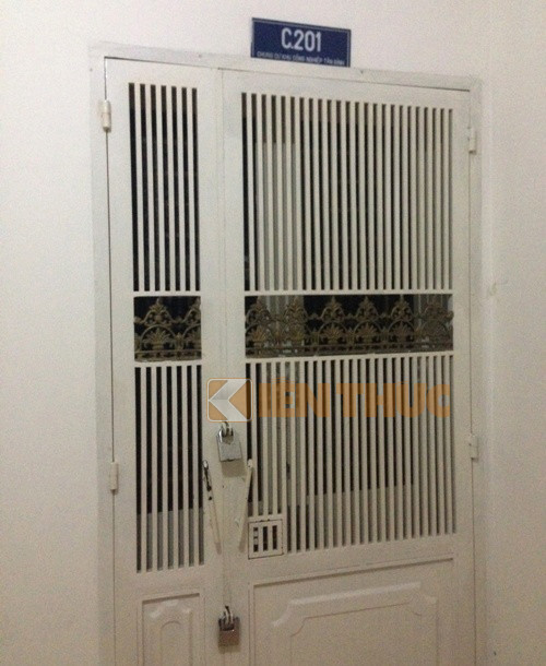 Căn nhà của vợ chồng Khoa- Nam đã được khóa kín sau khi lực lượng Công an tiến hành khám nghiệm, điều tra.