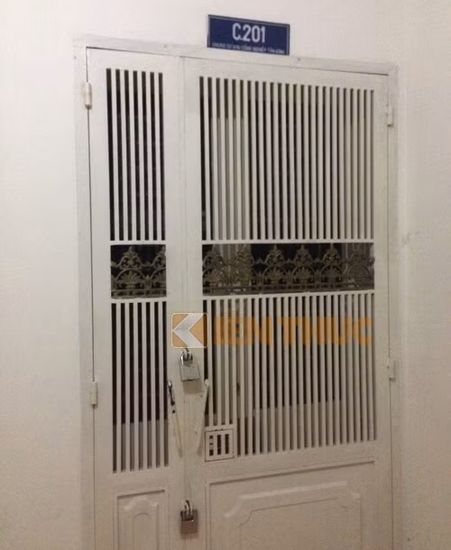 Căn nhà của vợ chồng Khoa- Nam đã được khóa kín sau khi lực lượng Công an tiến hành khám nghiệm, điều tra.