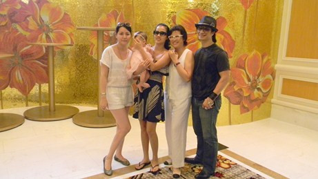 Mới đây Dustin bị lộ những bức hình hạnh phúc bên vợ mới BB Phạm và con nhỏ