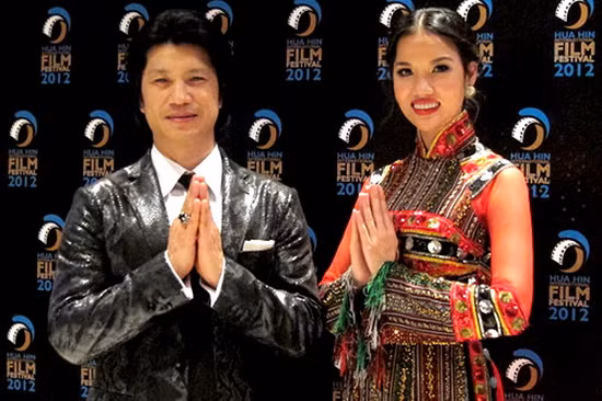 Họ cùng nhau đóng chung một bộ phim và nên duyên vợ chồng. Tuy nhiên, Dustin từ chối chia sẻ về vợ