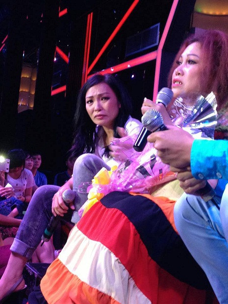 Phương Thanh rưng rưng bên cạnh Siu Black trong đêm nhạc