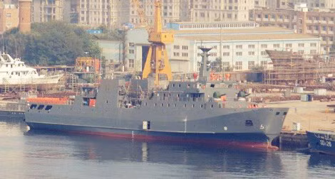 Tàu hỗ trợ đa năng mới của Trung Quốc với kiểu giáng giống tàu đổ bộ Ivan Gren của Nga.