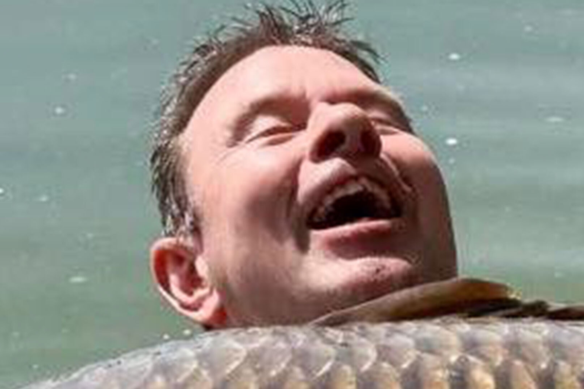 Sau khi nỗ lực nâng con " quái ngư" để chụp ảnh và cân trọng lượng, Knock được thông báo rằng mình đã phá kỷ lục về con cá chép nặng nhất từng được câu.(Ảnh: The Sun)