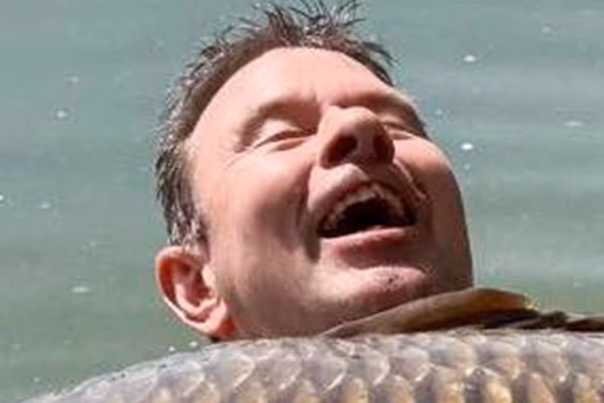 Sau khi nỗ lực nâng con " quái ngư" để chụp ảnh và cân trọng lượng, Knock được thông báo rằng mình đã phá kỷ lục về con cá chép nặng nhất từng được câu.(Ảnh: The Sun)