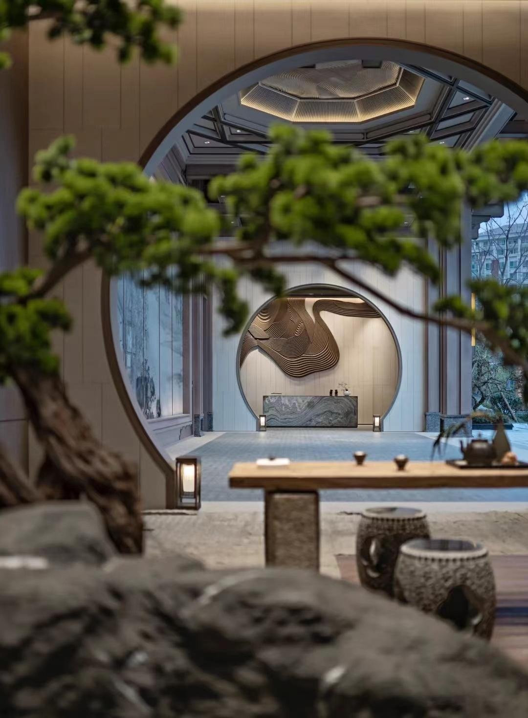  Tùng La Hán (Podocarpus) có thân cây uốn lượn, lá xanh tươi, khi trồng tại vẻ tao nhã, cao cấp. Một cây cảnh tùng La Hán có thể truyền từ đời này qua đời khác, cây cảnh nhiều tuổi càng có giá. 