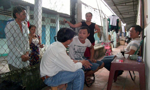 Những người hàng xóm vô cùng bức xúc trước hành động dã man của vợ chồng Minh, Trang (ảnh Như Phú).