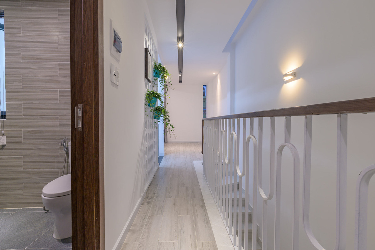 Sảnh hành lang các tầng là không gian mở ra ban công.